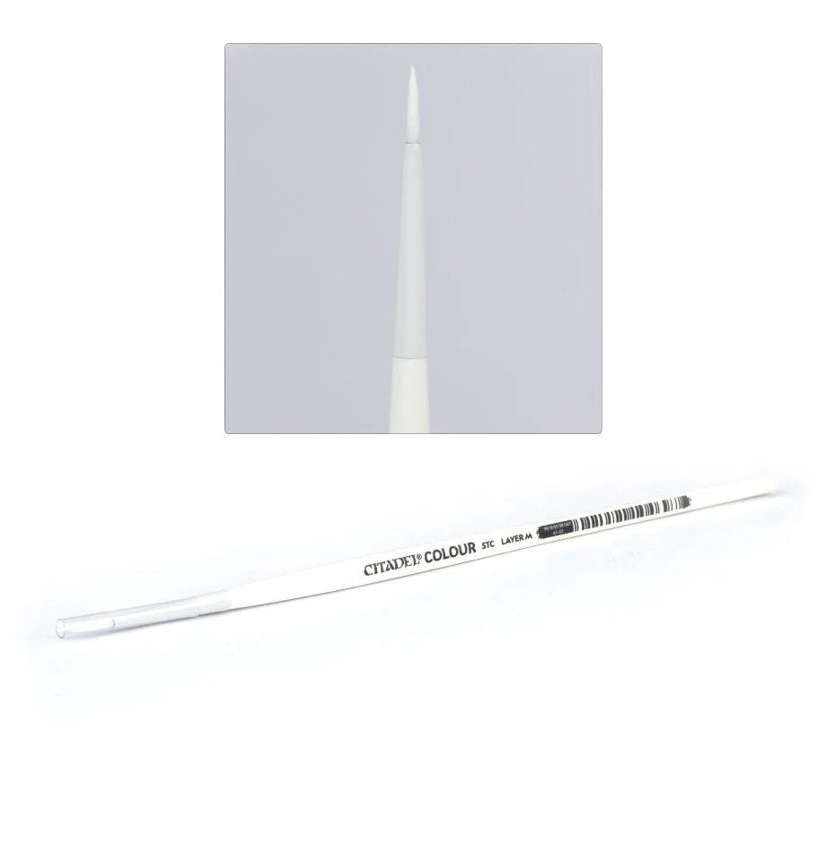 SYNTHETIC SHADE BRUSH: MEDIUM